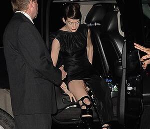 anne hathaway celebrity upskirt pussy - its Anne Hathaway, her vagina at the Les Mis premiere