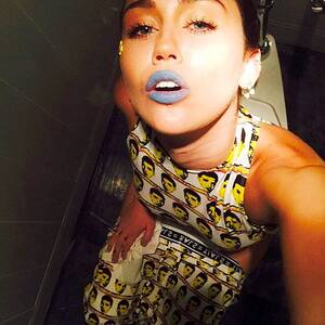 Miley Cyrus Porn Captions Celebrity - Miley Cyrus Posts Toilet Selfie on Instagarm