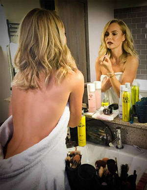Amanda Holden - Amanda Holden putting her makeup on