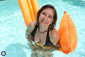 Mature Swimming Porn - Naughty granny Demi playing with herself at the pool - Mature.nl