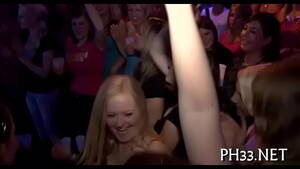 Girl Group Sex Night Club - Group-sex wild patty at night club - XVIDEOS.COM