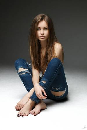 Barefoot Jeans Pussy - Senior photo idea, model pose