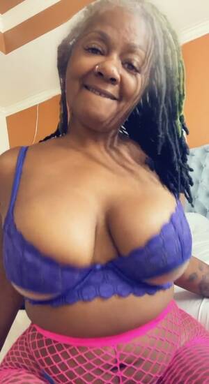 ebony grandma tits - Sexy ebony granny quick titty shake - ThisVid.com