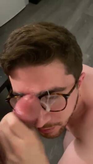 Nerd Glasses Cumshot Porn - Nerd gets cum on his glasses - ThisVid.com