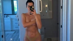 Chlohe Kardashian Porn - Khloe Kardashian posts nude video in response to leaking of un-Photoshopped  bikini picture | Marca