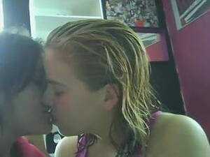 Amateur Lesbians Kissing - Amateur lesbian kissing in webcam | xHamster