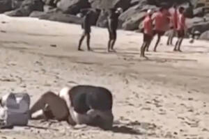 australian beach sex - Couple confronted after having sex on packed public beach