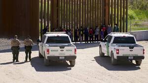 Arizona Public Pickups - Yuma mayor: US responding to border, emergency easing - AZPM