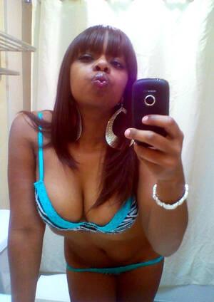 ghetto ebony cleavage - Busty black babe from the ghetto, selfshot, big picture #1.