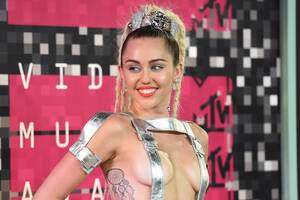 Mylie Cyrus Porn - Miley Cyrus Reportedly Planning Naked Concert for Art (or Something) |  Vanity Fair