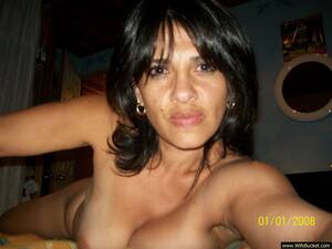 Mature Amateur Latina - Selfie from a mature Latina wife in bed