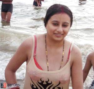 Indian Women Porn - Indian Women bathing at sea ganga