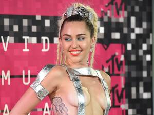 Miley Cyrus Porn Captions Celebrity - Miley Cyrus Reportedly Planning Naked Concert for Art (or Something) |  Vanity Fair