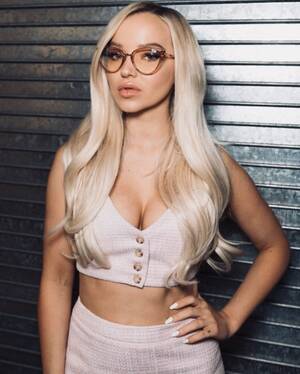 Dove Cameron Porn Glasses - Dove Cameron : r/Celebs