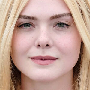 Elle Fanning Porn - Elle Fanning Makeup: Black Eyeshadow, Nude Eyeshadow & Nude Lipstick |  Steal Her Style