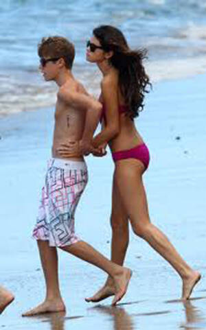 Ass Lesbian Selena Gomez - SELENA GOMEZ PREGNANT WITH BIEBER'S BABY - Weekly World News