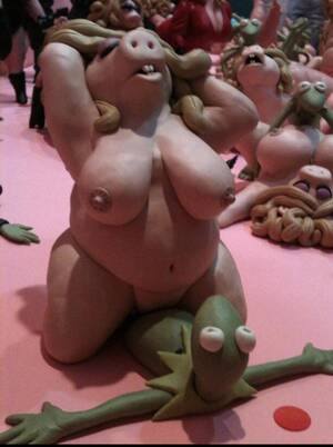 Miss Piggy Nude Porn - These various clay sculptures of Kermit and Miss Piggy having sex : r/ATBGE