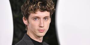 Gay Jennie Porn - Troye Sivan Is Serving Goth Twink & Gay Twitter Has A Lot Of Feelings