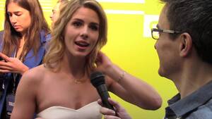 Emily Bett Rickards Porn Videos - Arrow' Star Emily Bett Rickards Talks Felicity, Oliver, Sex Scene - YouTube