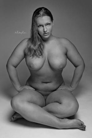 chubby naked art - Curvy Pin Up