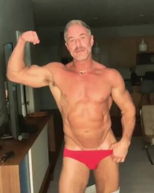 Mature Muscle - Mature Muscle Flexing - ThisVid.com