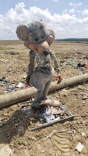 Chuck E Cheese Porn - Dilapidated Chuck E. Cheese mouse : r/AbandonedPorn